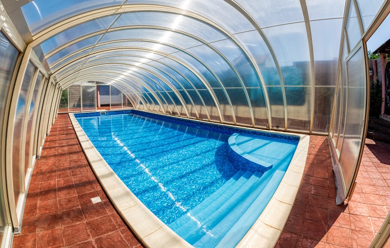 Czy warto zbudować zadaszenie basenowe?