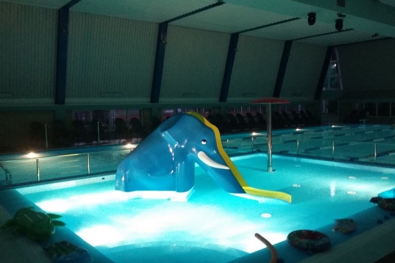 zjeżdżalnia słoń na basenie