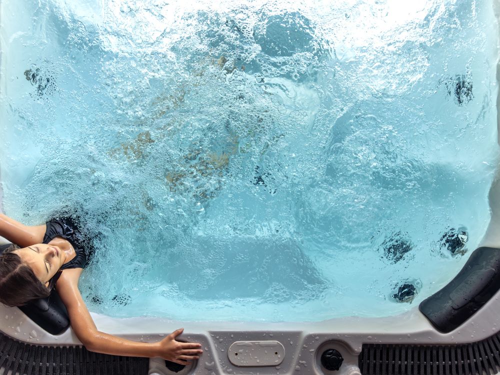czysta woda w wannie z hydromasażem
